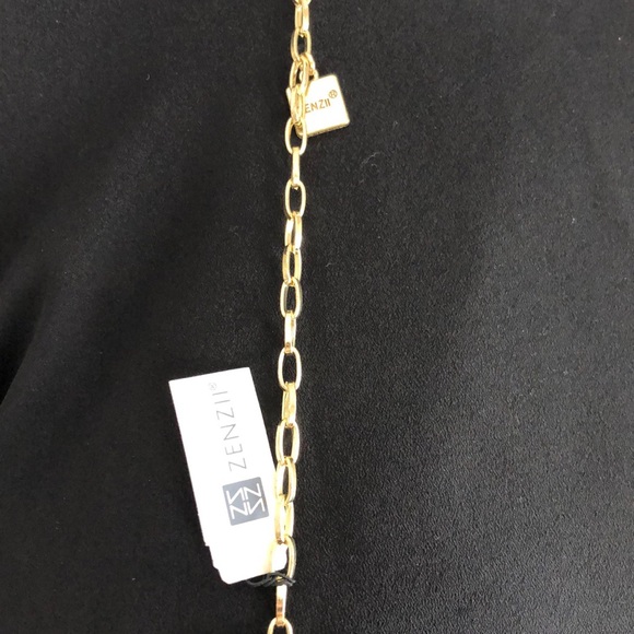 Gold resin pendant necklace with tassel - Picture 4 of 4